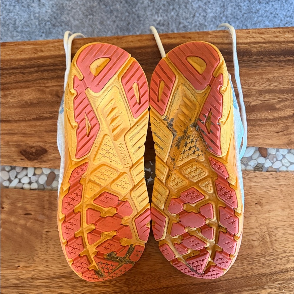 Hoka Arahi 6 size 7.5 Wide White and Peach Athletic Shoes - Picture 6 of 7